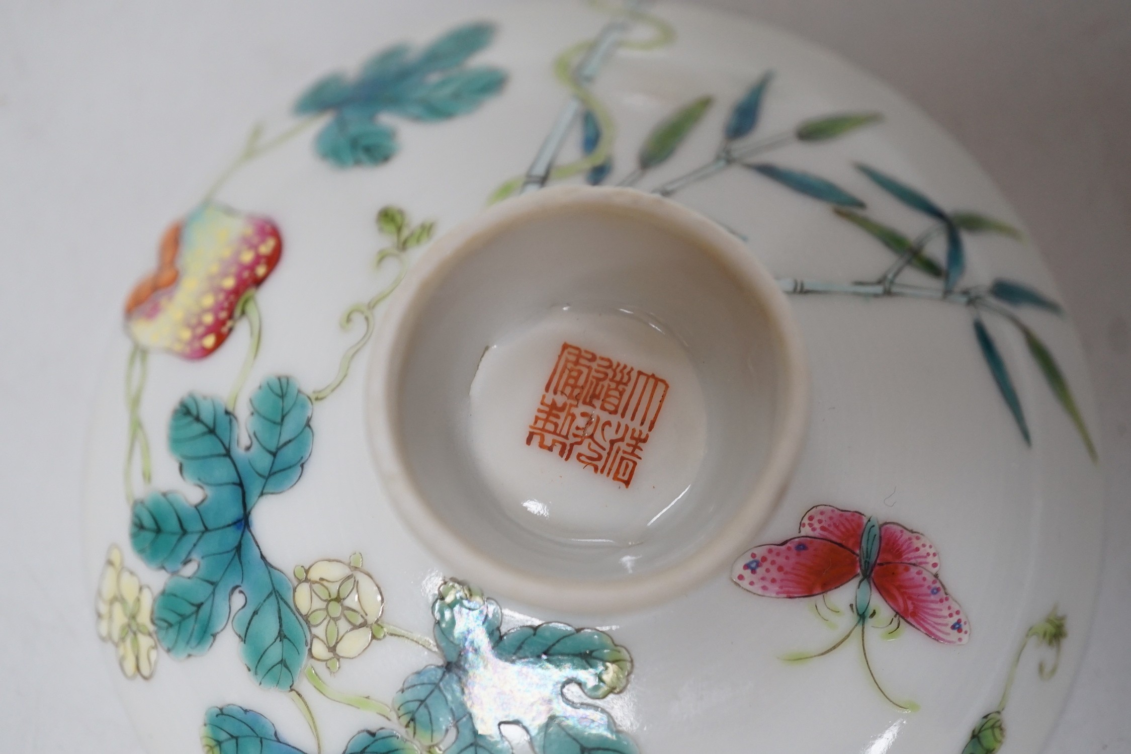 A Chinese famille rose bowl and cover. 9cm tall overall